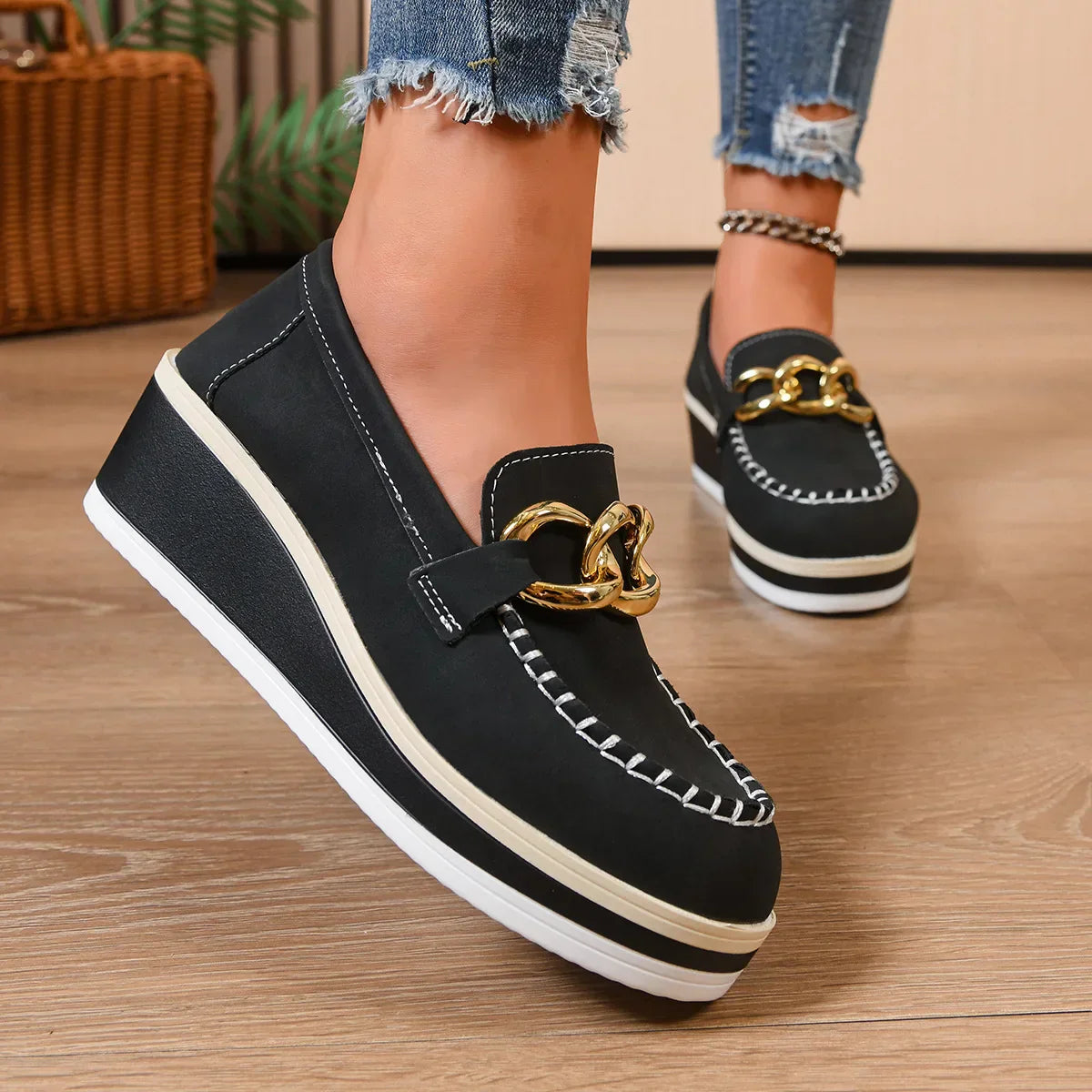 Kvinnors Slip-On Loafers med Platå, Guldkedja och Kontrastsömmar