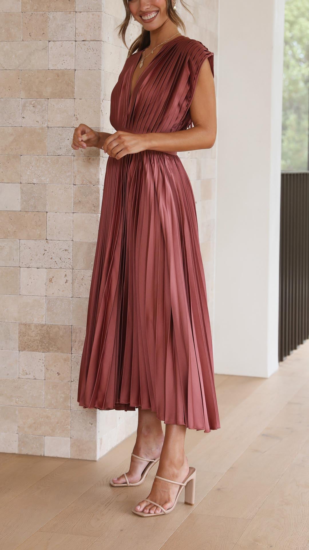Kvinnor Plisserad Klänning med Draperad V-ringning och Hög Midja, Utsvängd Kjol