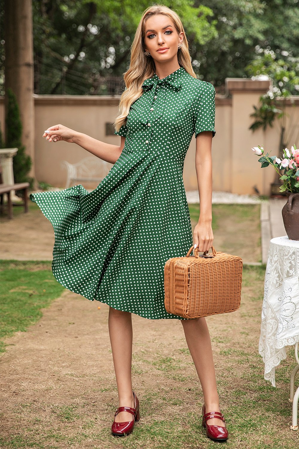 Kvinnlig Vintage-Klänning Med Prickar, Kortärmad Och A-Linjeformad Design