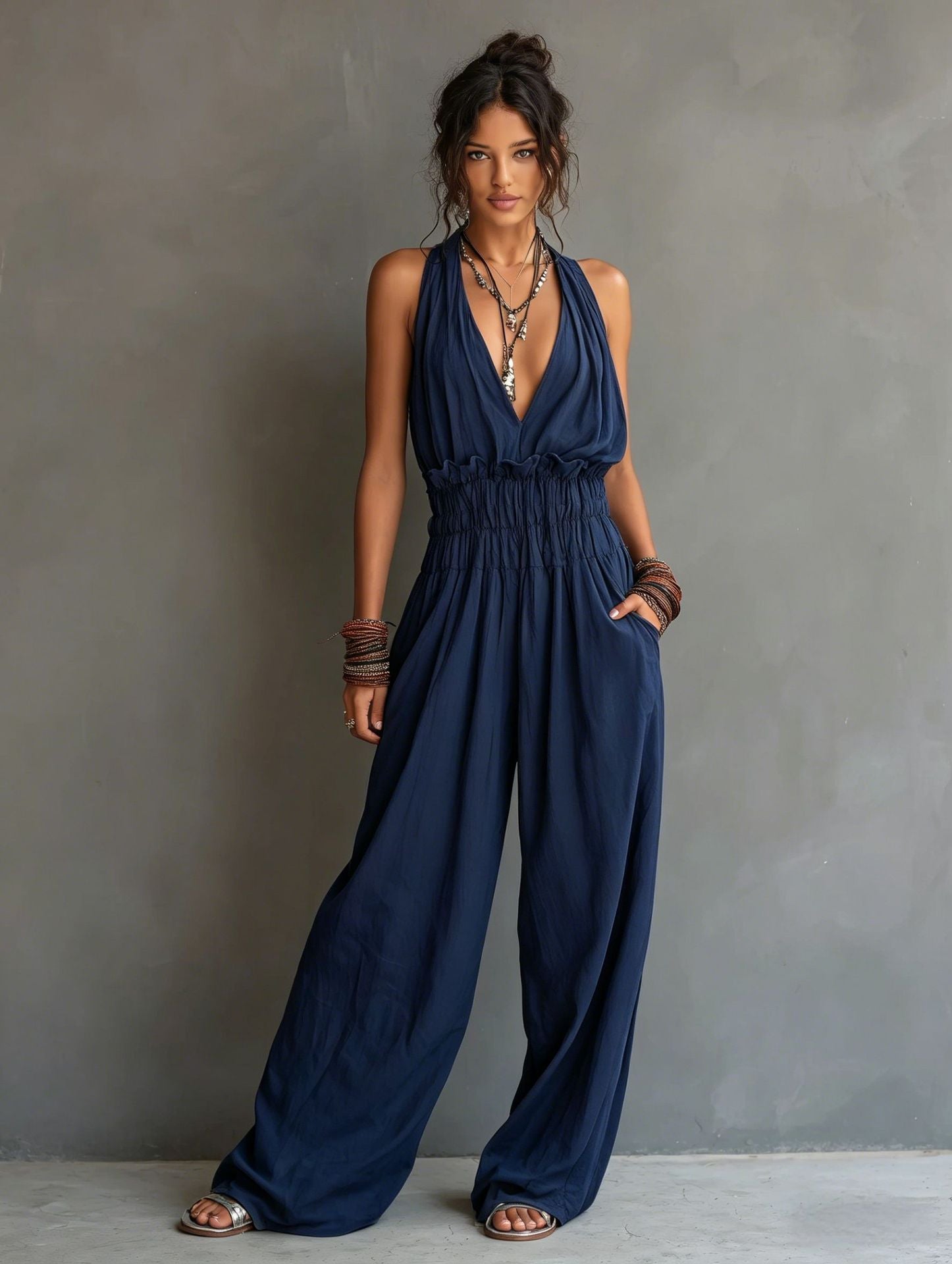 Damjumpsuit Med V-Ringning, Halterneck Och Öppen Rygg Och Vida Ben