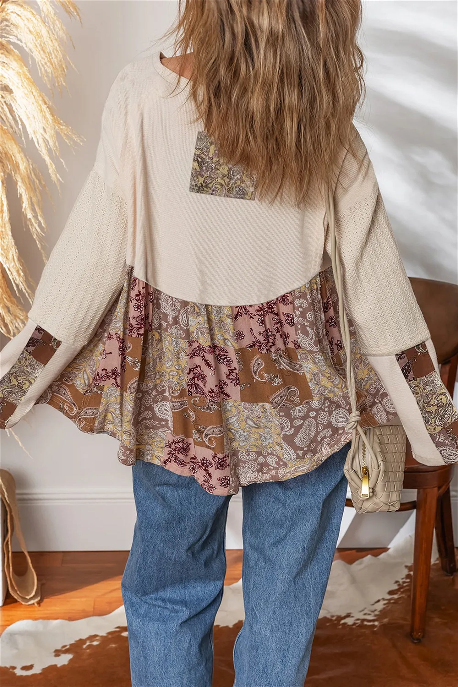 Långärmad Lös Topp Med Beige Paisleymönster Och Lapptäcke För Kvinnor
