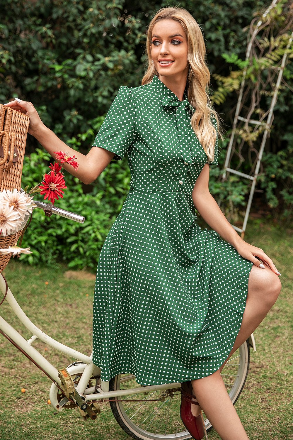 Kvinnlig Vintage-Klänning Med Prickar, Kortärmad Och A-Linjeformad Design