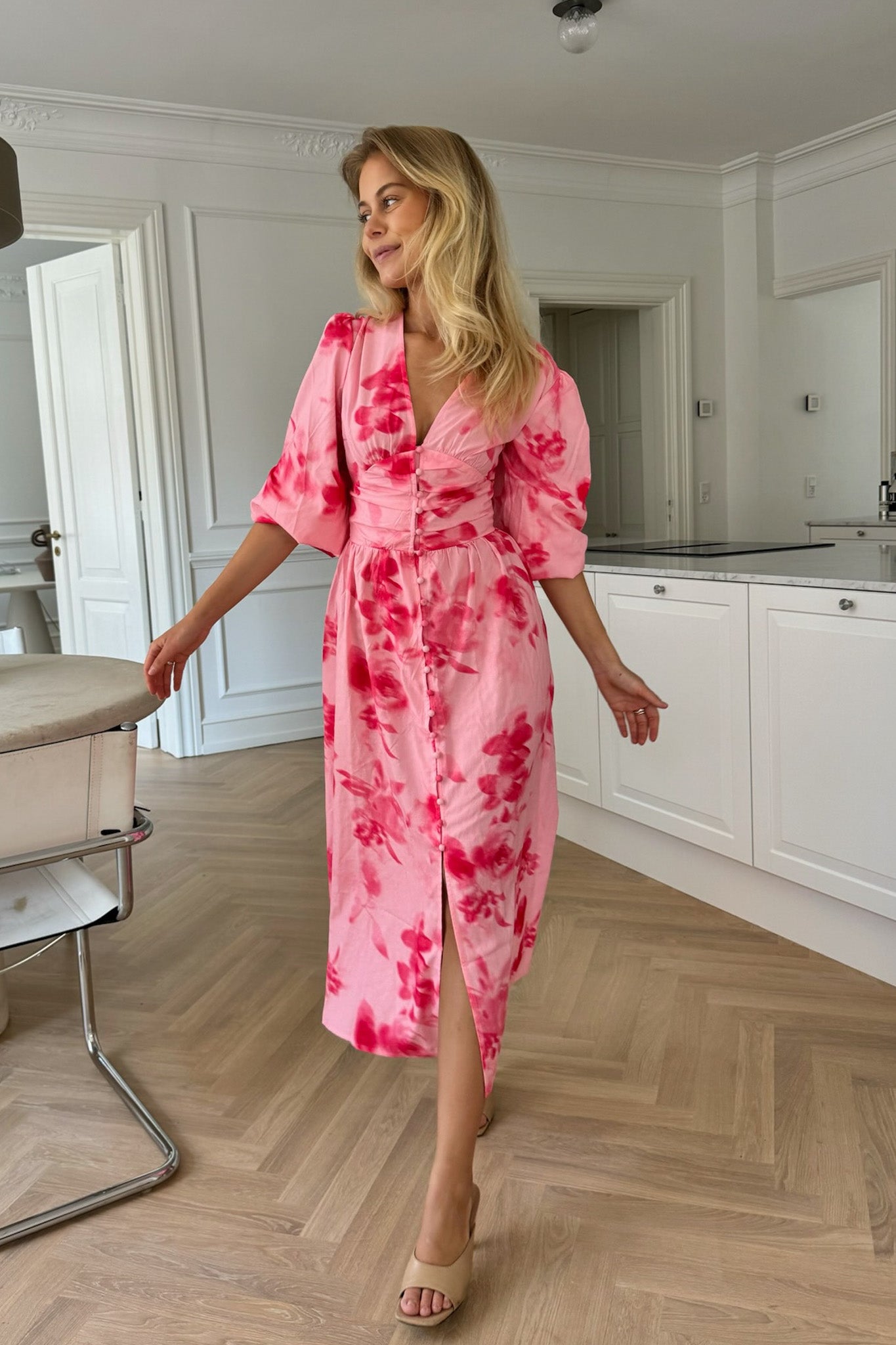 Midiklänning För Kvinnor, Abstrakt Rosa Blommönster, Långärmad, Knappdetalj