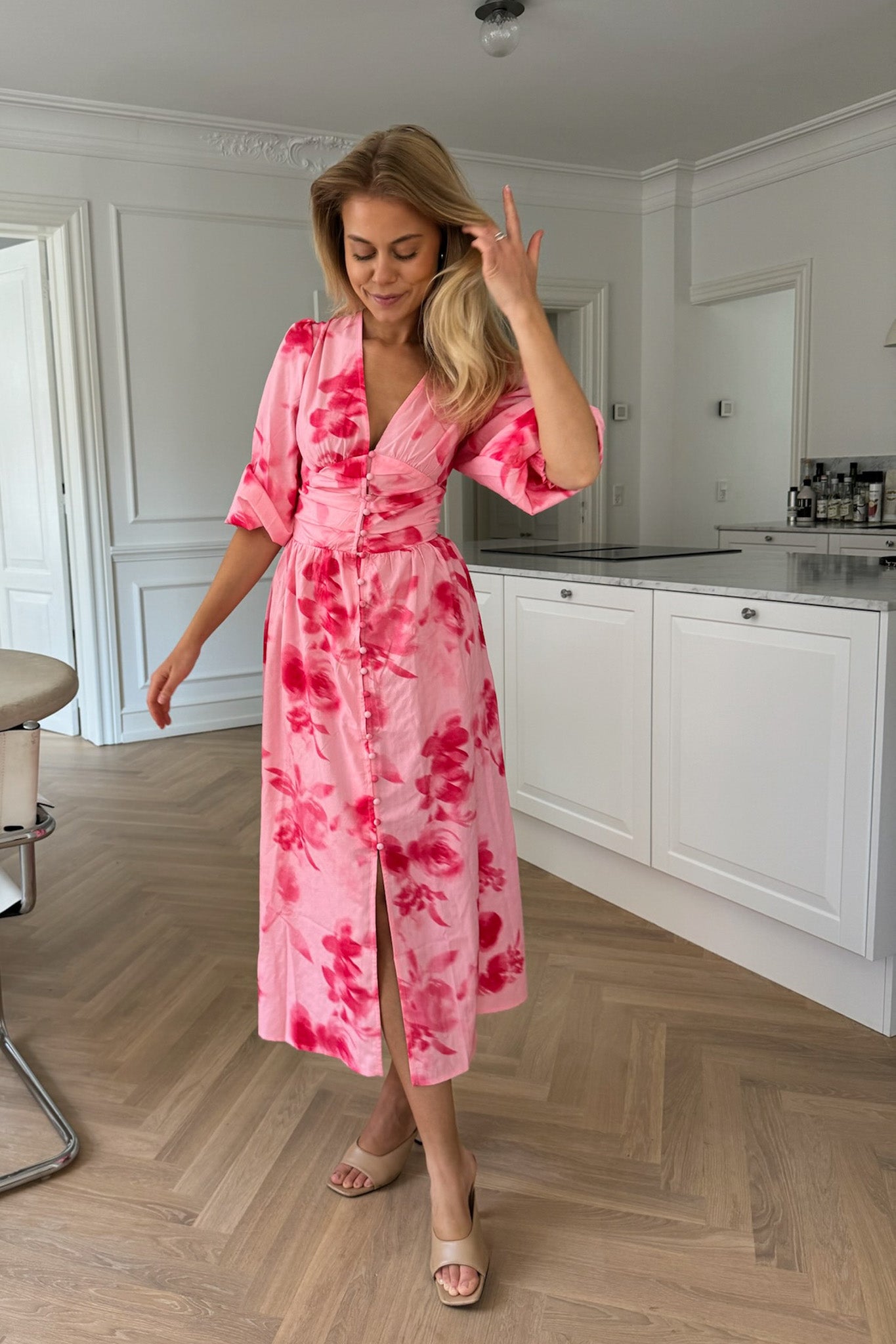 Midiklänning För Kvinnor, Abstrakt Rosa Blommönster, Långärmad, Knappdetalj