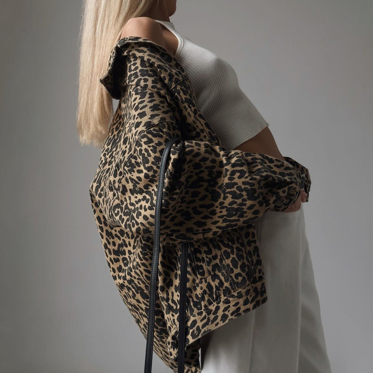 Damjacka I Denimblandning Med Leopardmönster Och Långa Ärmar