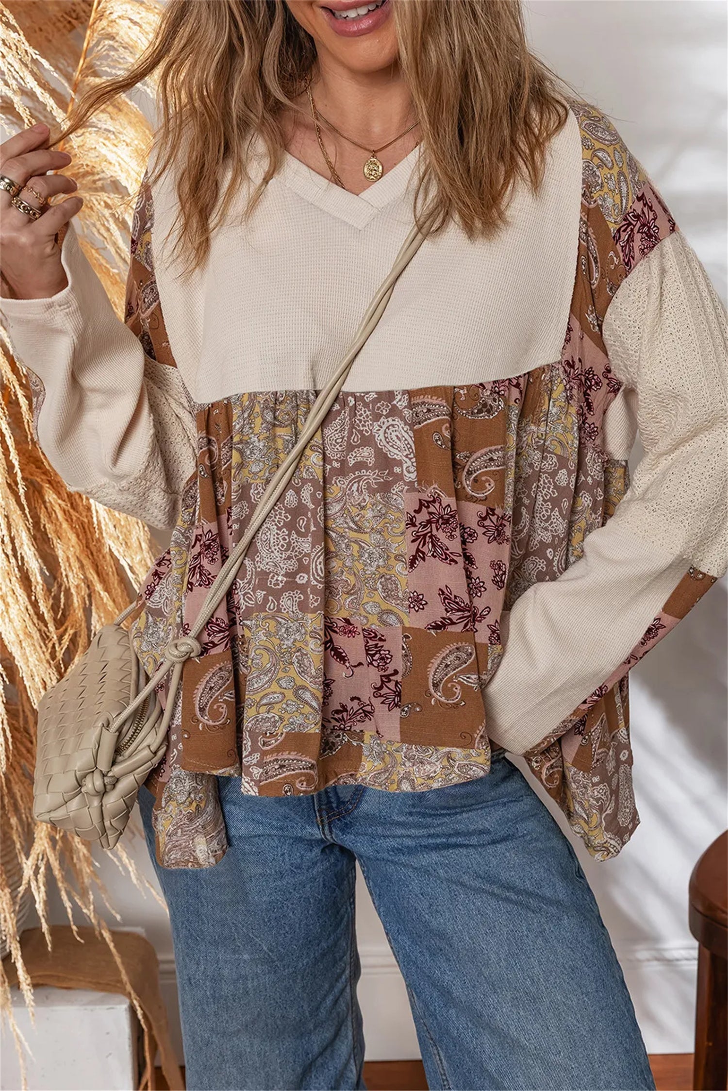 Långärmad Lös Topp Med Beige Paisleymönster Och Lapptäcke För Kvinnor