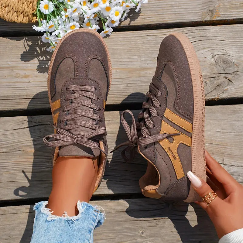 Damsneakers Med Retromönster Och Panelsömmar