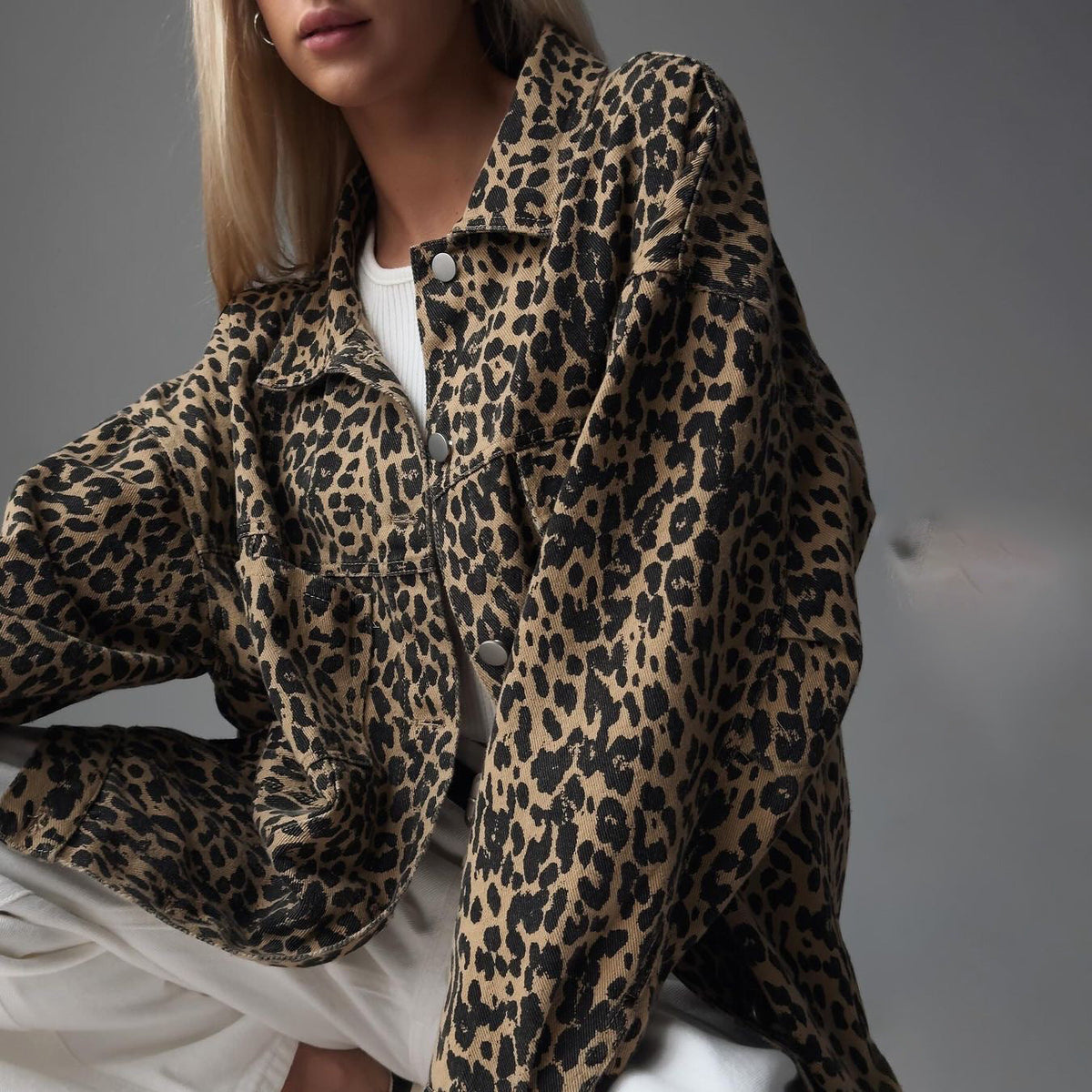 Damjacka I Denimblandning Med Leopardmönster Och Långa Ärmar