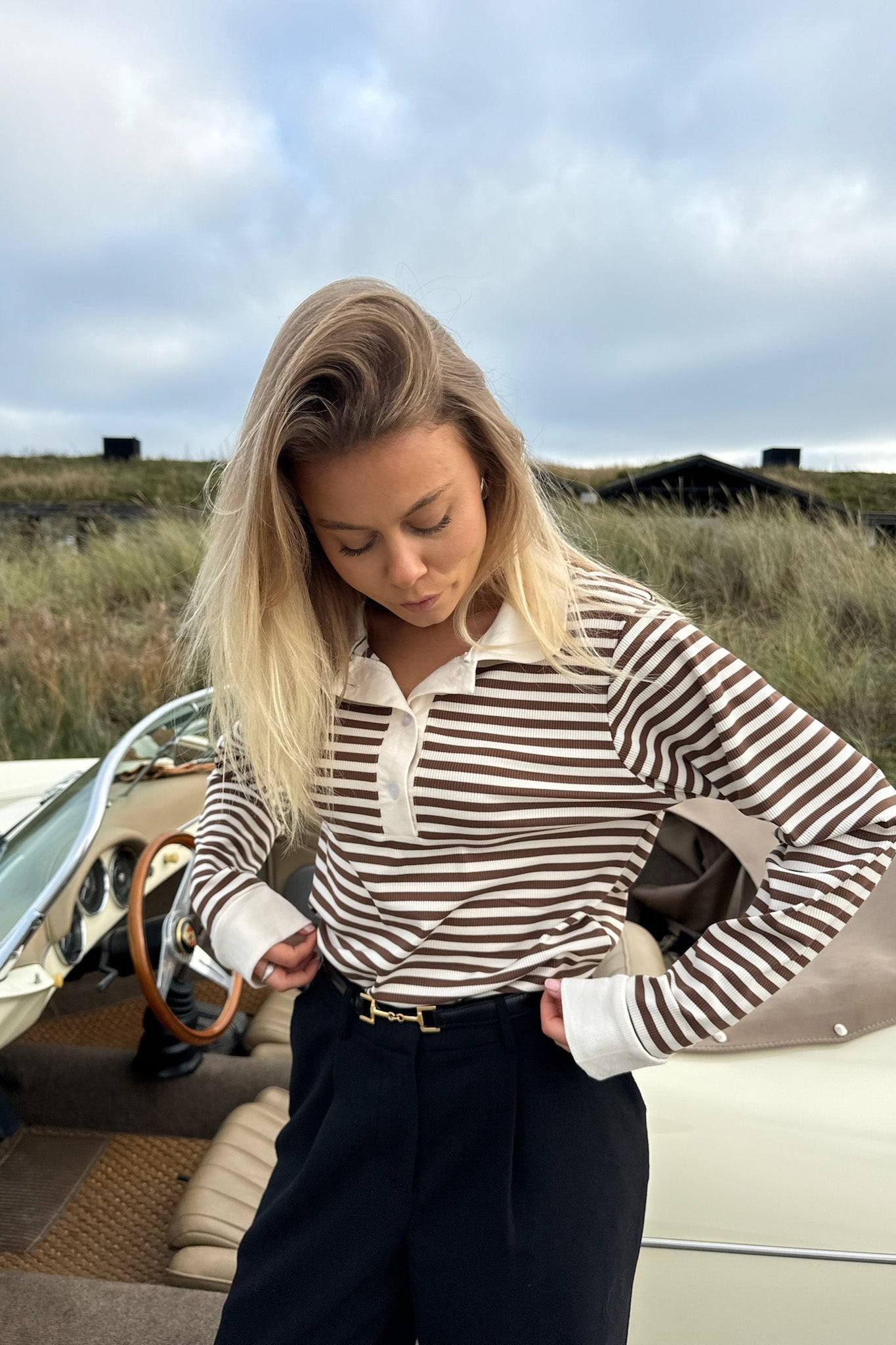 Dam Pikétröja Med Bruna Ränder, Kortärmad, Knappar Framtill