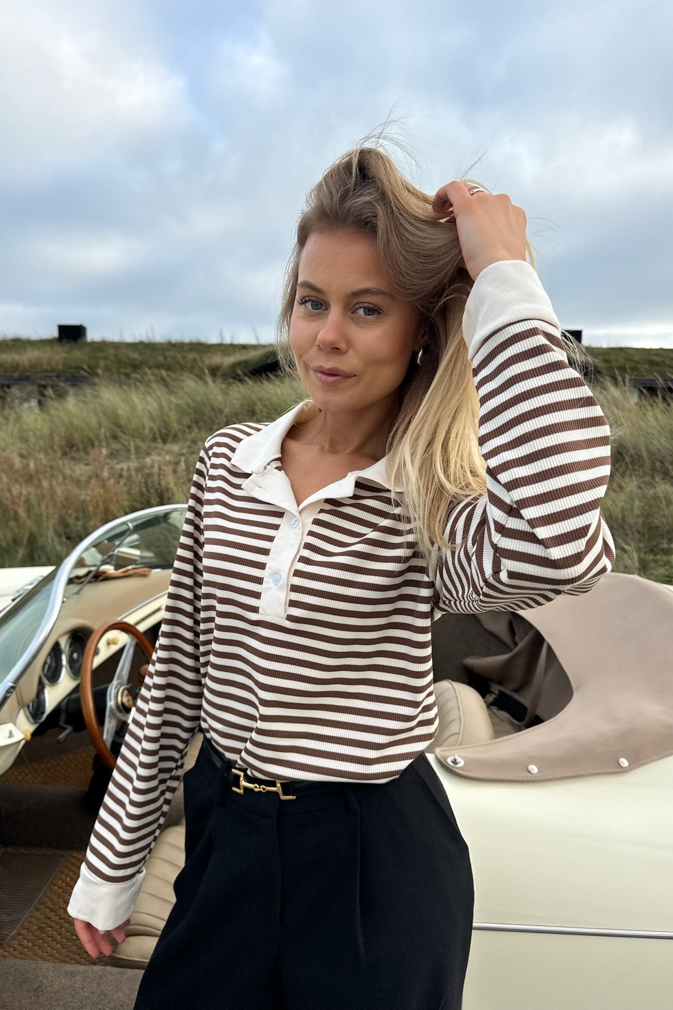 Dam Pikétröja Med Bruna Ränder, Kortärmad, Knappar Framtill