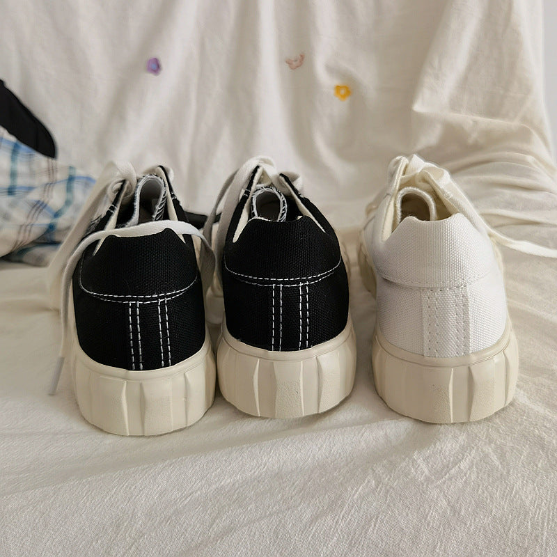 Låga Canvassneakers Med Snörning Och Gummisula För Kvinnor