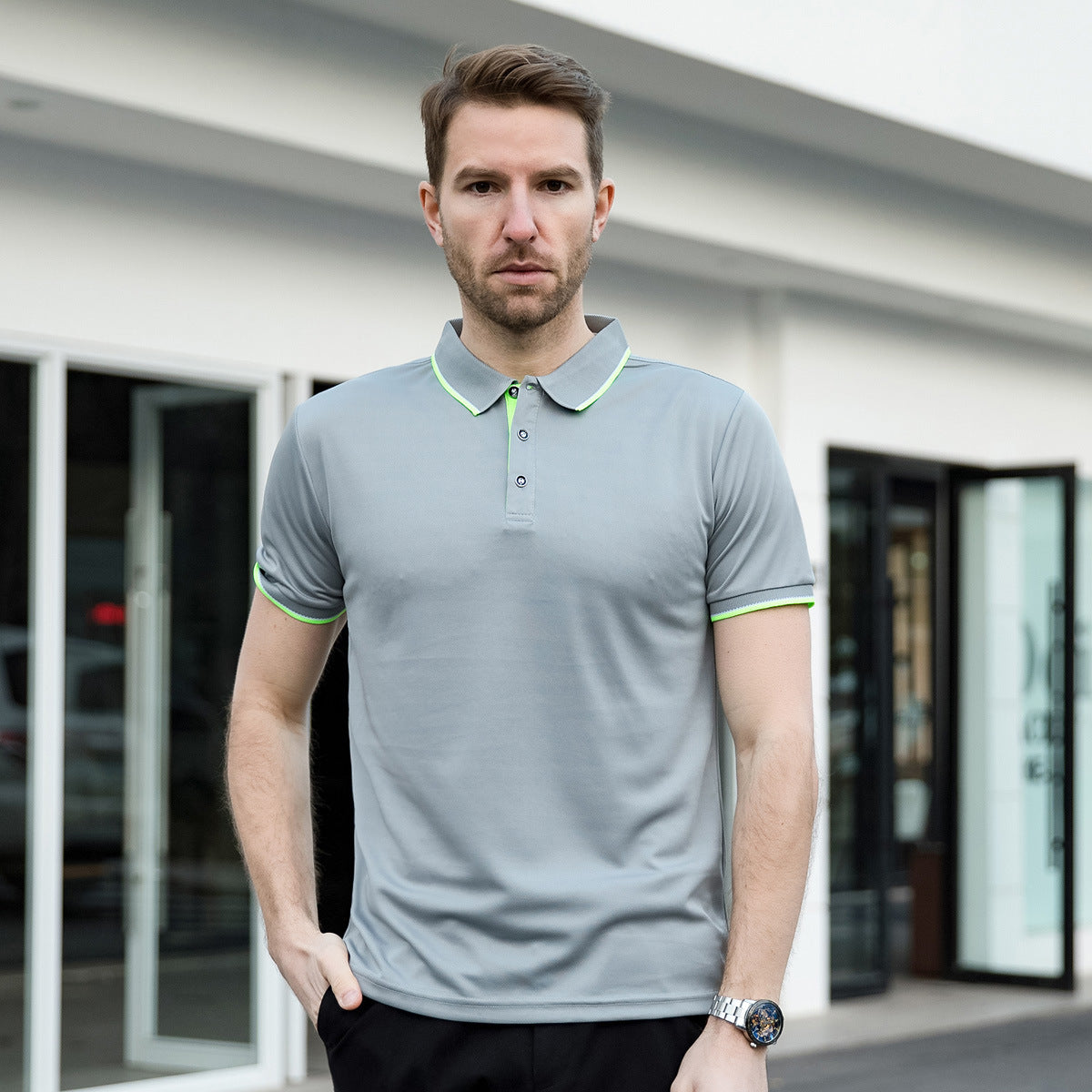 Lätt herrpoloshirt med kort ärm och slagkrage, andningsbart tyg
