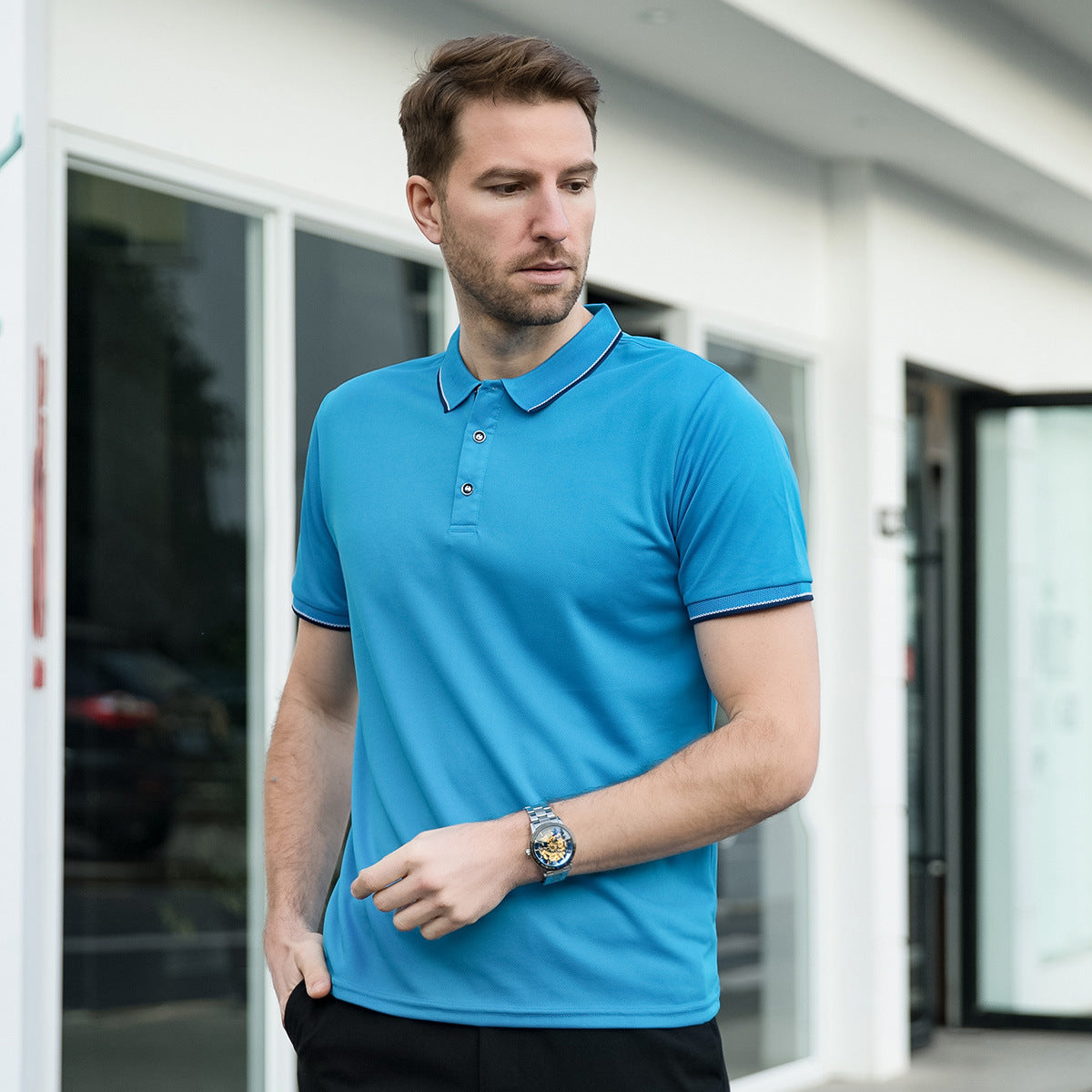 Lätt herrpoloshirt med kort ärm och slagkrage, andningsbart tyg