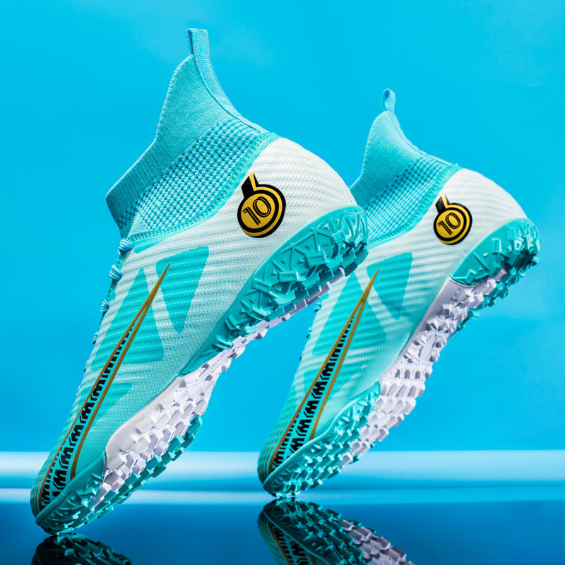 Höga fotbollsskor för män, AG-design i konstläder, ovandel i präglad textur, snörning i gummi, yttersula