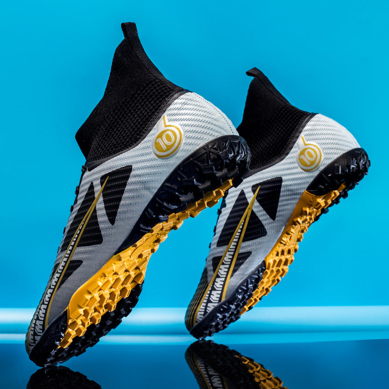 Höga fotbollsskor för män, AG-design i konstläder, ovandel i präglad textur, snörning i gummi, yttersula