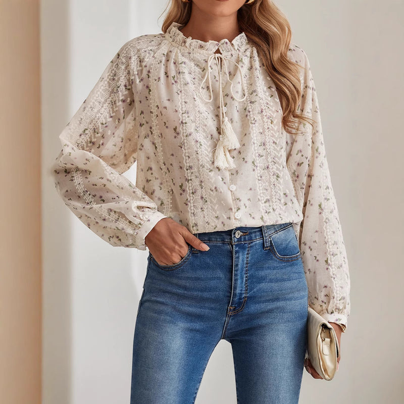 Dam vårlångärmad blus med blommig broderi och tofsar och raglanärmar