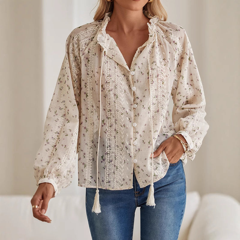 Dam vårlångärmad blus med blommig broderi och tofsar och raglanärmar