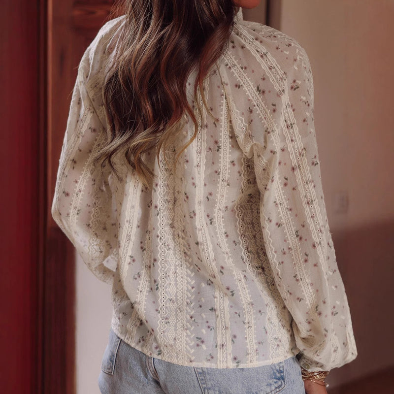 Dam vårlångärmad blus med blommig broderi och tofsar och raglanärmar