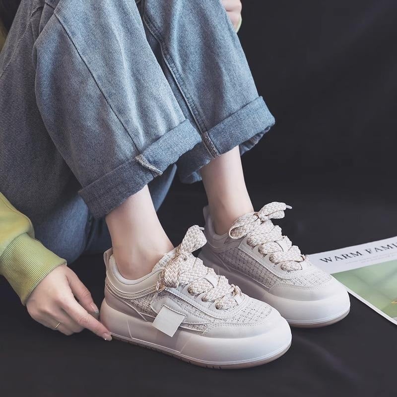Kvinnors vårsneakers i canvas med tjock gummisula, snörning och rund tå