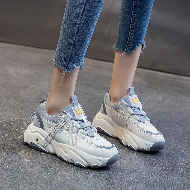 Plattformssneakers för dam med medelhög klack, rund tå och snörning med korsade remmar