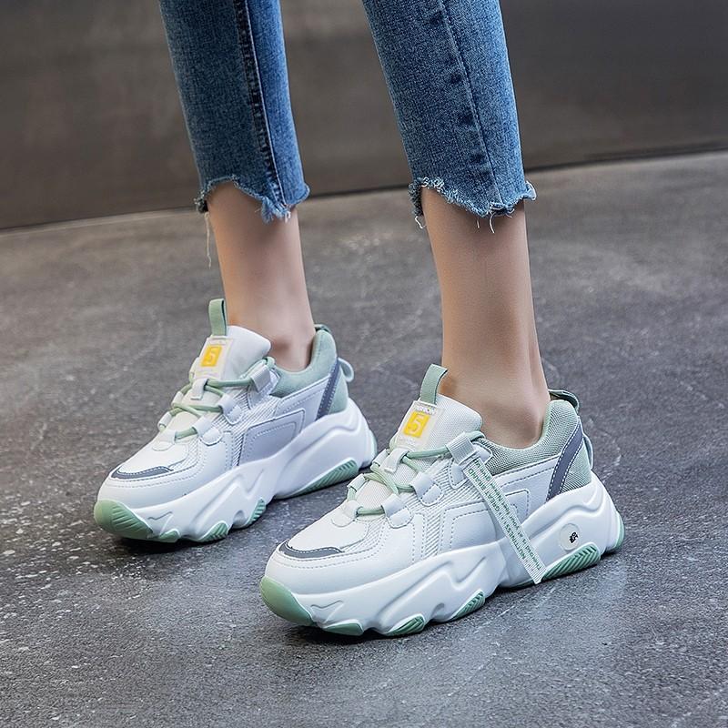 Plattformssneakers för dam med medelhög klack, rund tå och snörning med korsade remmar