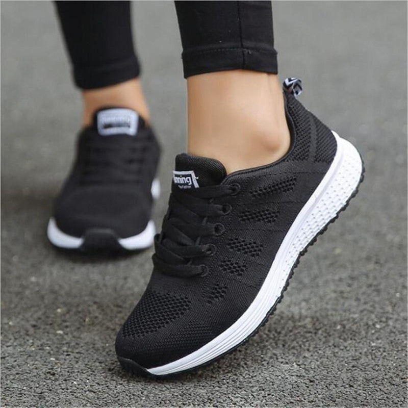 Damsneakers Med F?G-Matchning, Korsade Remmar Och Låg Klackplattform