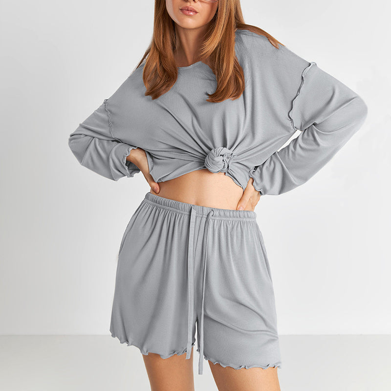 Kvinnligt vårpyjamas-set i rayon med långärmad tröja och shorts