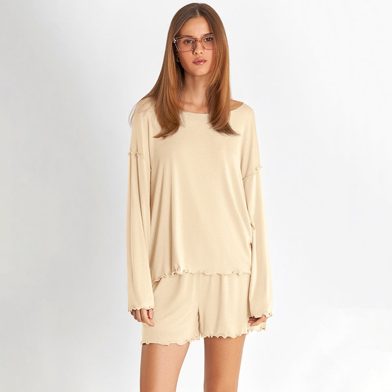 Kvinnligt vårpyjamas-set i rayon med långärmad tröja och shorts