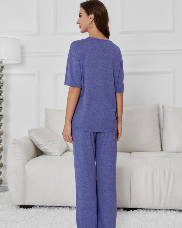 Kvinnligt vårpyjamas-set med kortärmad pullovertop och hellånga byxor