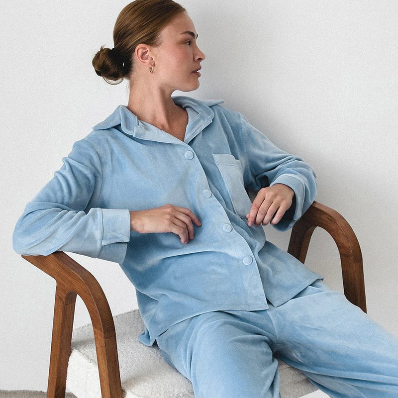Kvinnligt Pyjamaset med Stickad Långärmad Kofta och Hellånga Byxor