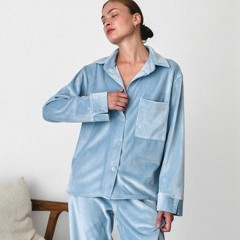 Kvinnligt Pyjamaset med Stickad Långärmad Kofta och Hellånga Byxor