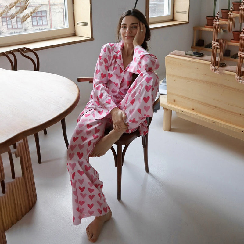 Pyjamaset Med Hjärtmönster I Satin Och Kofta Och Byxor För Kvinnor Med Resår I Midjan