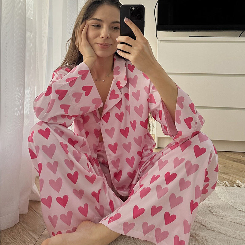 Pyjamaset Med Hjärtmönster I Satin Och Kofta Och Byxor För Kvinnor Med Resår I Midjan