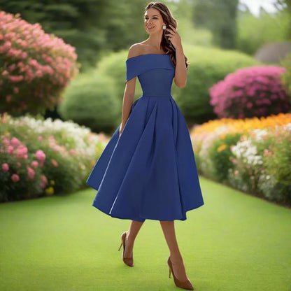 Dam somrig axelbandslös midiklänning i satin med följsam passform