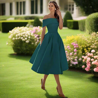 Dam somrig axelbandslös midiklänning i satin med följsam passform