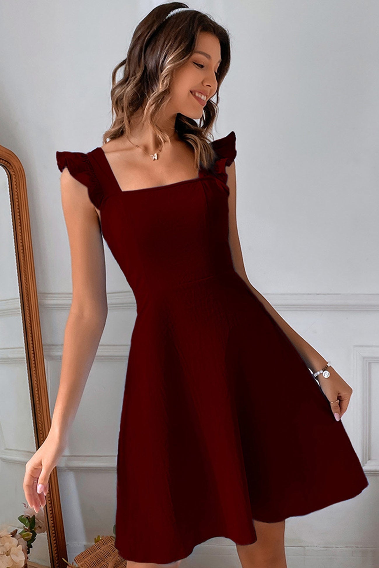 Sommarklänning I Minimodell Med Volangkant, Fyrkantig Halsringning Och Knytband
