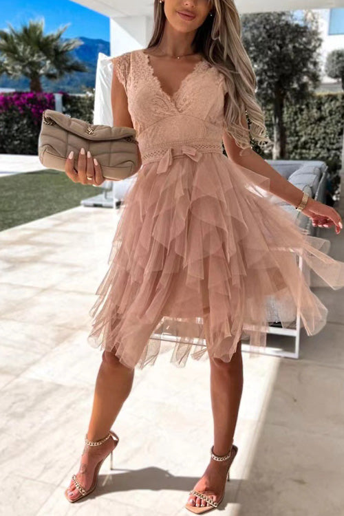 Ärmlös klänning med V-ringning, spetskant och snörning baktill för kvinnor