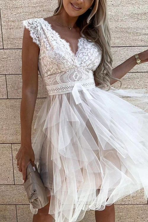 Ärmlös klänning med V-ringning, spetskant och snörning baktill för kvinnor