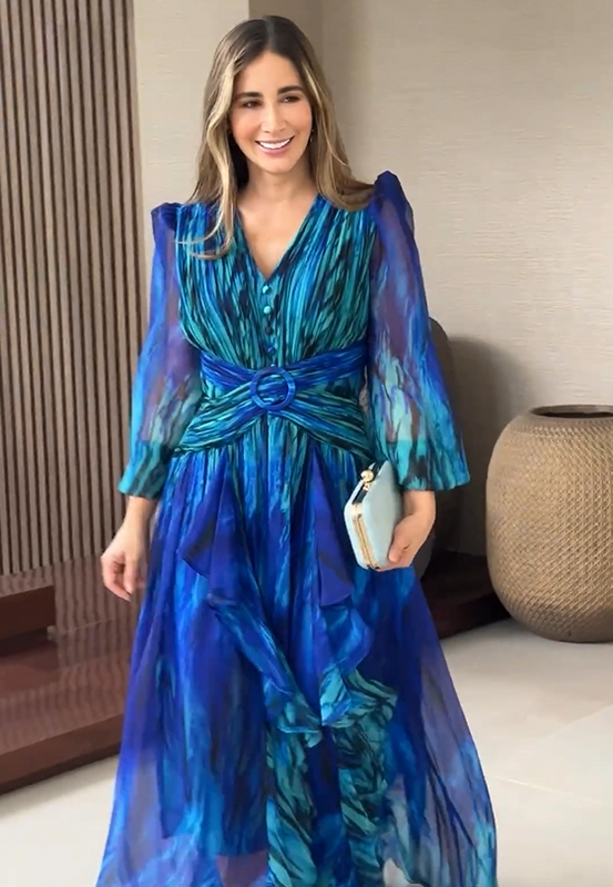 Kvinnoklänning Vår Med Flödande Silhuett Och Lätt Konstruktion