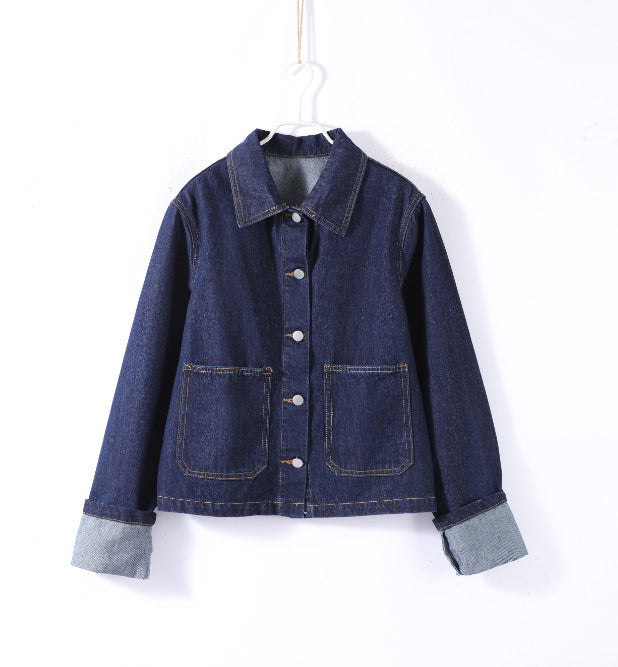 Kort Damjacka I Denimblandning Med Polokrage Och Knappar Framtill