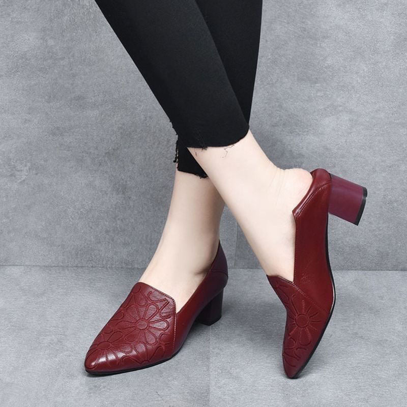 Dam Pumps med Mellanhög Klack, Vadderad Innersula och Broderade Detaljer