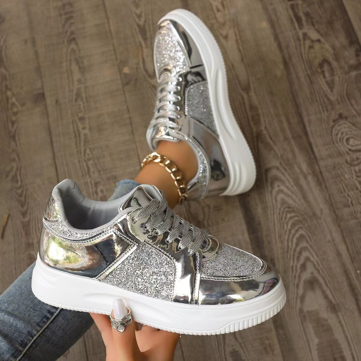 Damsneakers Med Snörning, Paljettdesign Och Tjock Platt Sula