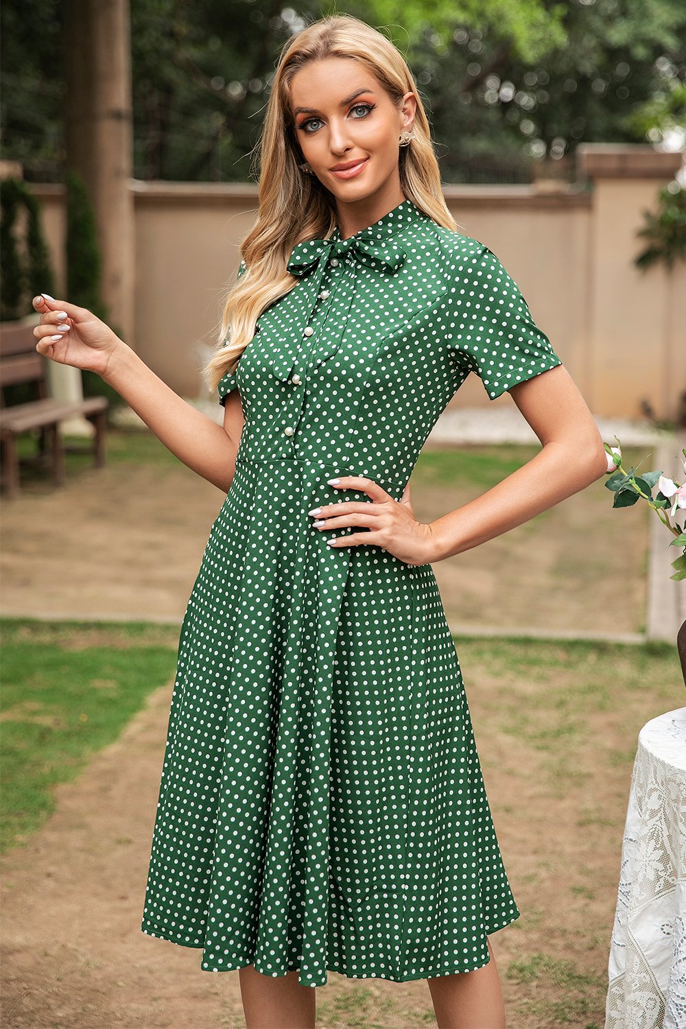 Kvinnlig Vintage-Klänning Med Prickar, Kortärmad Och A-Linjeformad Design
