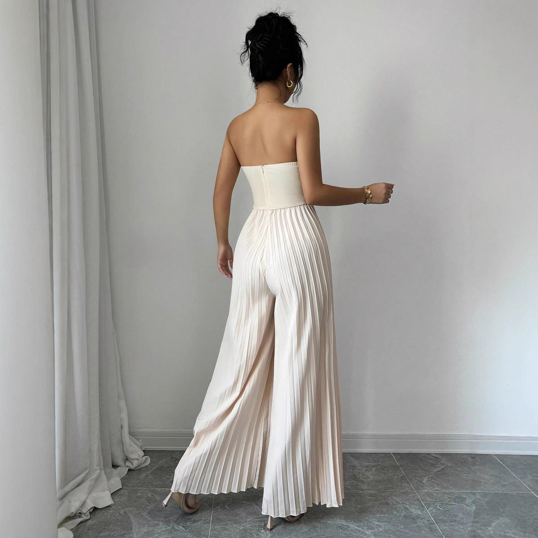 Axelbandslös Jumpsuit Med Vida Ben Och Åtsittande Midja För Kvinnor