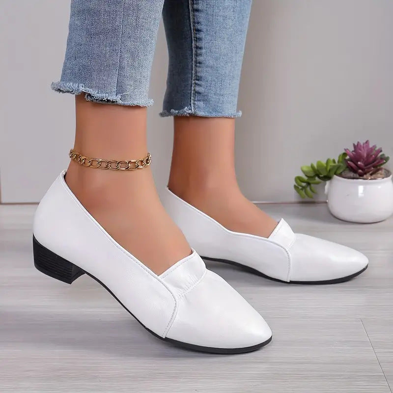 Dam-pumps med spetsig tå, grov klack och slip-on-modell