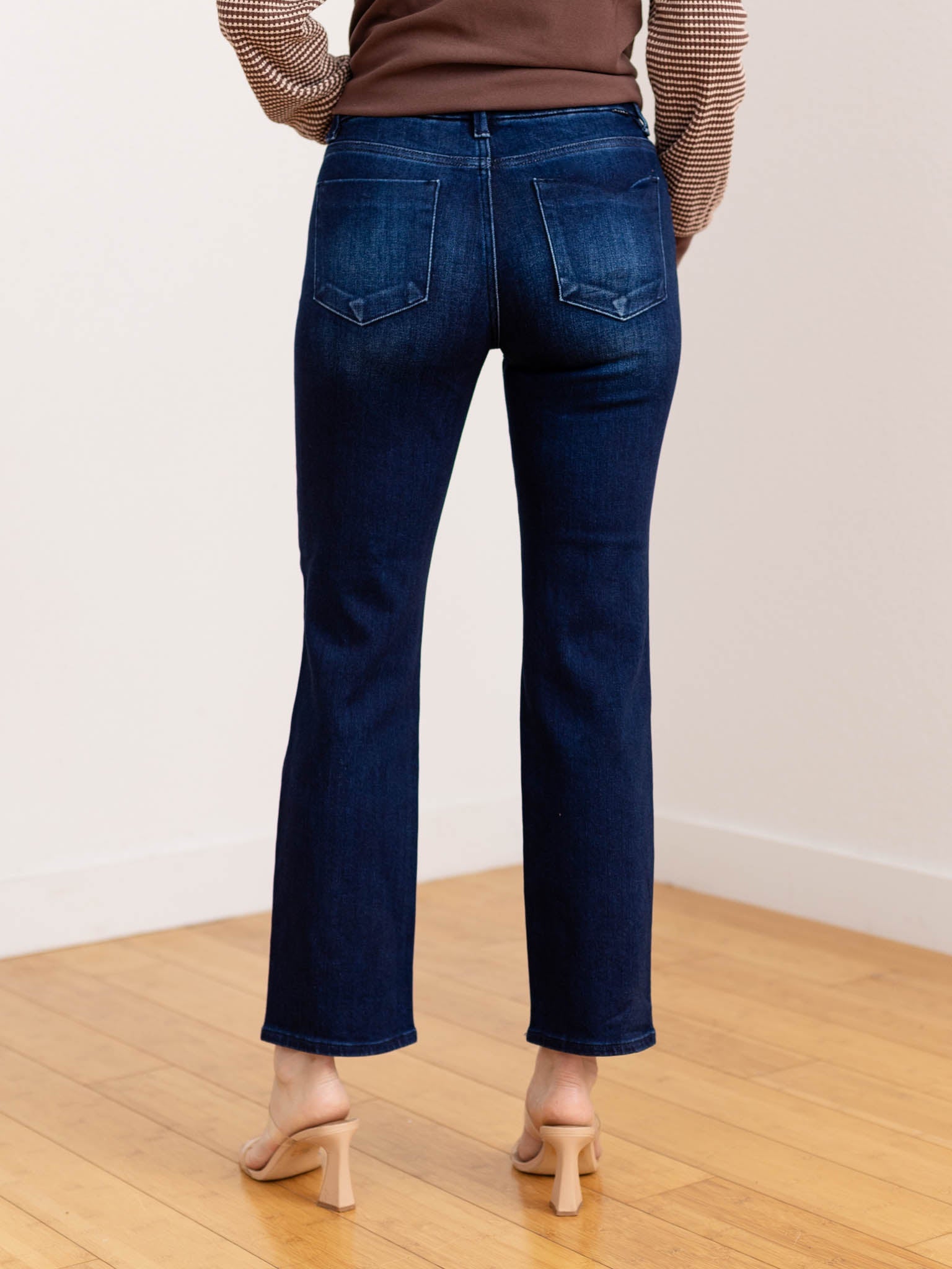 Kvinnor Mellanhöga Ankellånga Jeans med Rak Passform och Dragkedjegylf