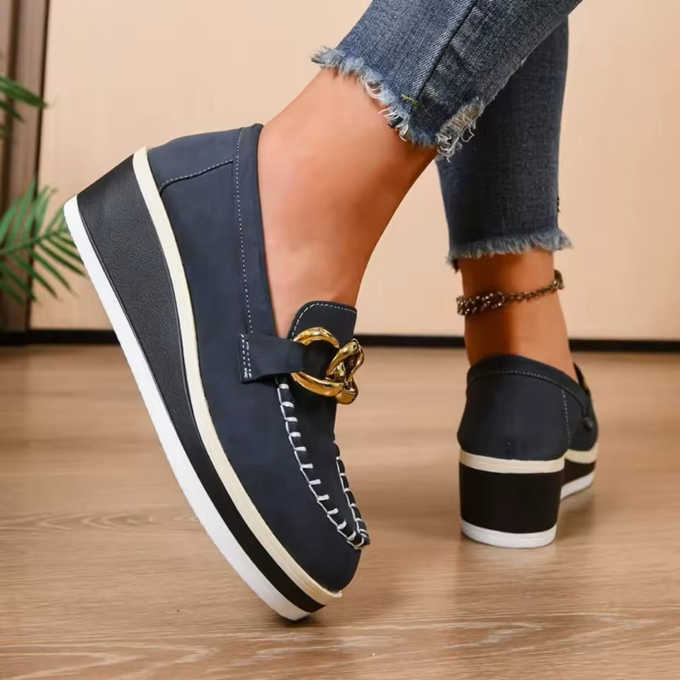 Kvinnors Slip-On Loafers med Platå, Guldkedja och Kontrastsömmar