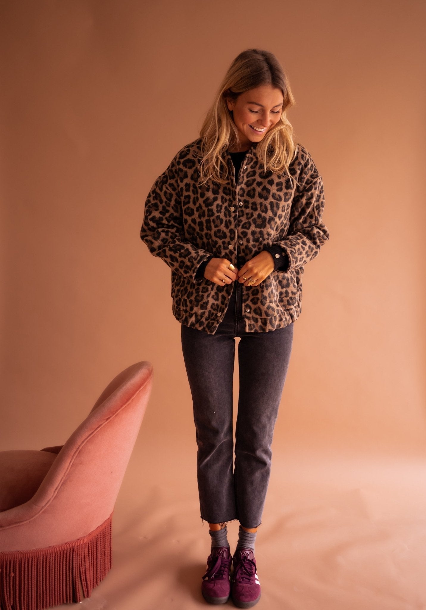 Dam Höstjacka Med Leopardmönster Och Framfickor