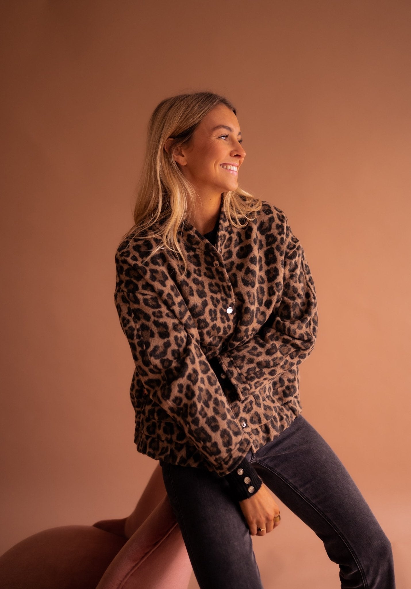 Dam Höstjacka Med Leopardmönster Och Framfickor