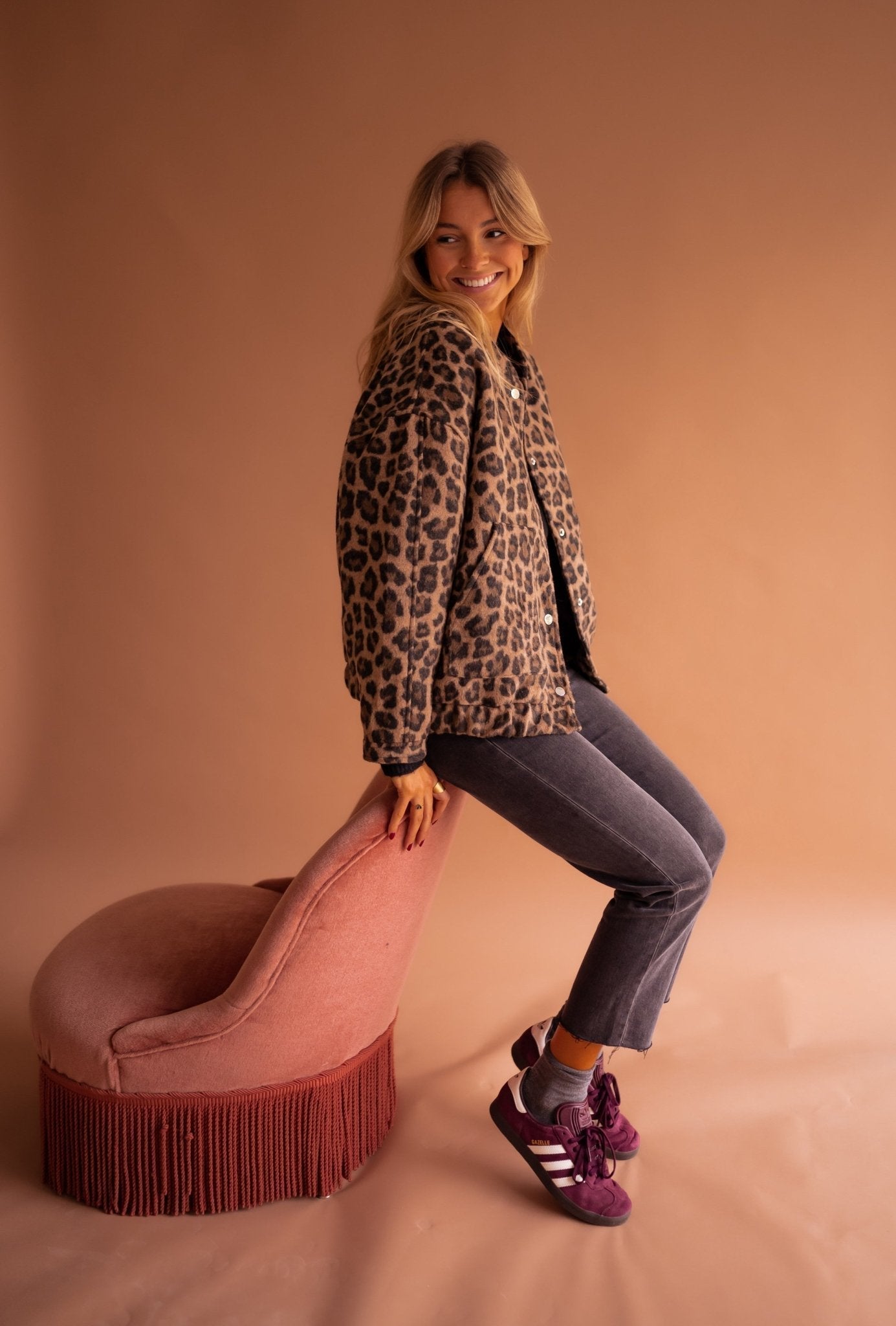 Dam Höstjacka Med Leopardmönster Och Framfickor
